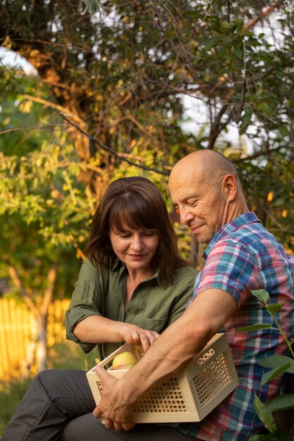 Free photo medium shot couple living at farmhouse