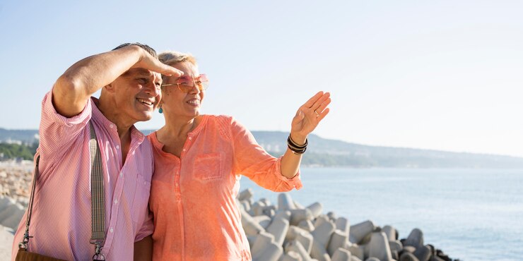 Free Photo medium shot couple looking away