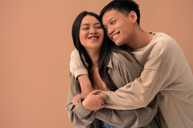 Free photo medium shot couple posing in studio