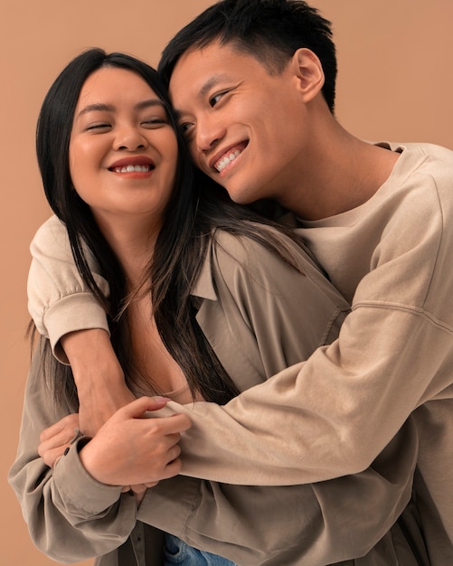 Free photo medium shot couple posing in studio