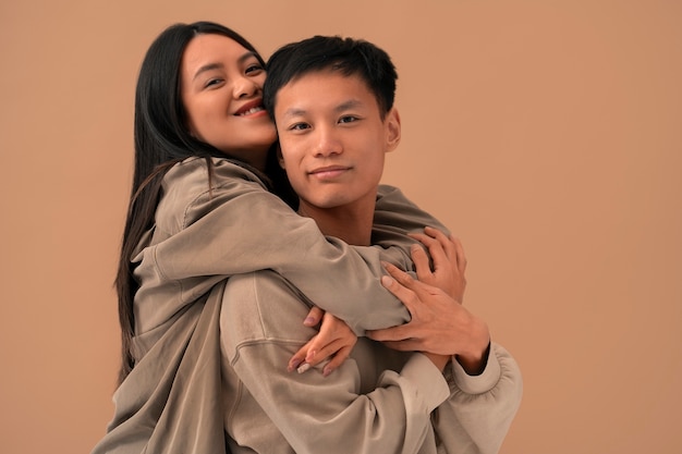 Free photo medium shot couple posing in studio