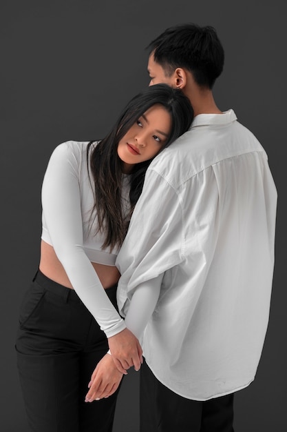 Free photo medium shot couple posing in studio