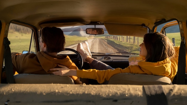 車に座っているミディアムショットのカップル