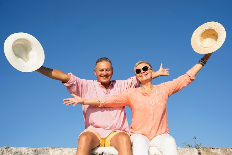 Free Photo medium shot couple sitting on cliff