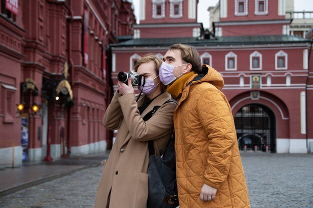 Пара среднего плана фотографирует