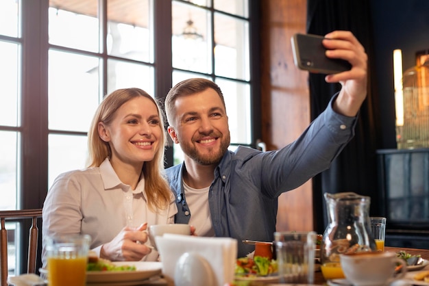 Coppia di tiro medio prendendo selfie