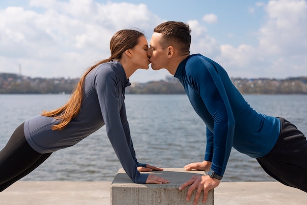 Free photo medium shot couple training together outdoors