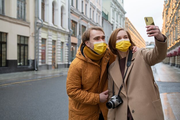 街を一緒に旅行するミディアムショットのカップル