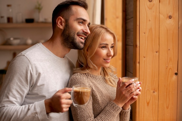 ホットドリンクとミディアムショットのカップル