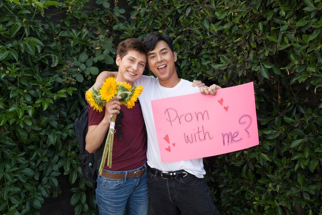 Free photo medium shot couple with sunflowers