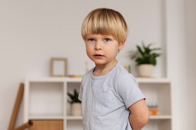 自宅でミディアムショットのかわいい男の子