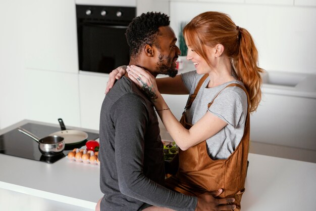 Medium shot cute couple in kitchen