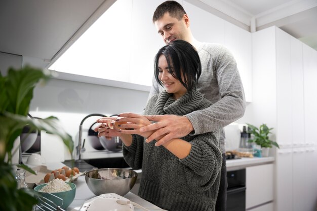 Средний снимок милая пара на кухне