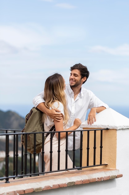 Coppia carina di tiro medio all'aperto