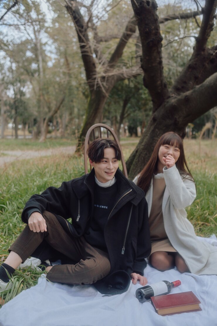 免費 Photo 中型相片 漂亮的夫妇在户外