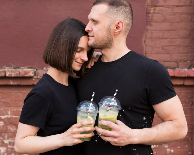 Free photo medium shot cute couple with drinks