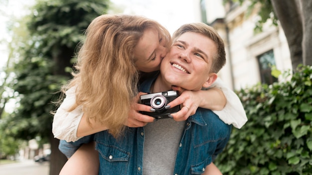 Средний снимок милая пара с фотоаппаратом