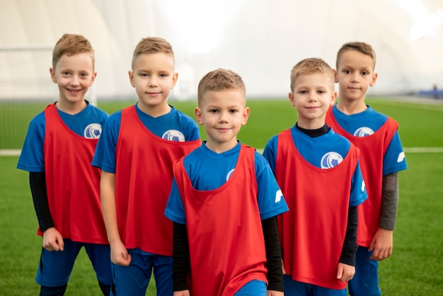 Foto gratuita bambini carini di tiro medio che indossano attrezzature