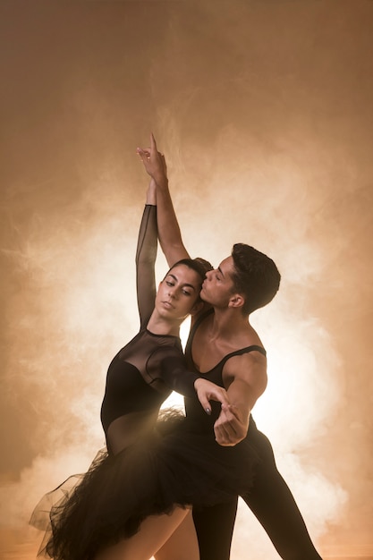 Free photo medium shot dancers couple posture