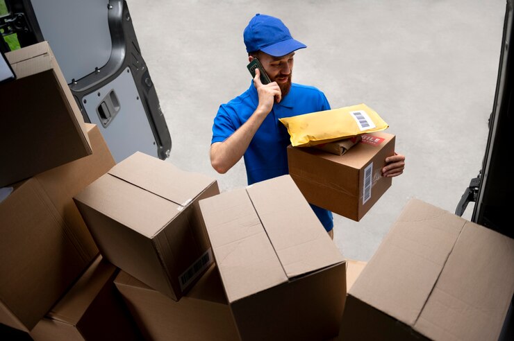 Free Photo medium shot delivery man talking on phone