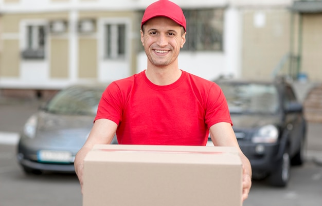 Free photo medium shot delivery man with box