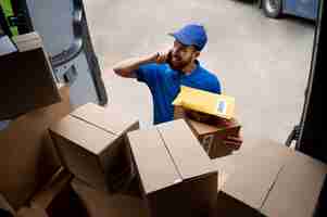 Free photo medium shot delivery man with boxes