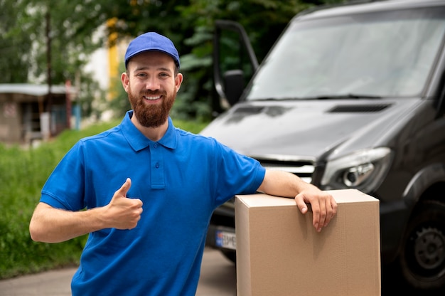 Free photo medium shot delivery man with thumb up