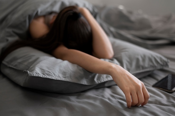 無料Photo ベッドでミディアムショット落ち込んでいる女性