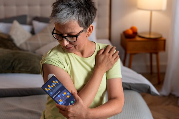 Foto gratuita donna diabetica di livello medio che controlla il livello di glucosio