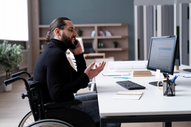 Foto gratuita uomo disabile di tiro medio in ufficio