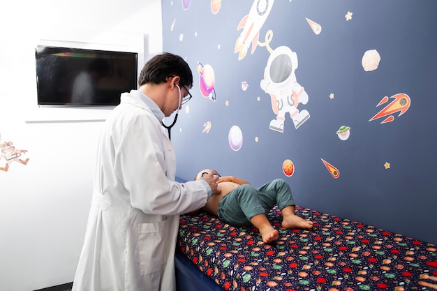 無料写真 ミディアムショットの医者が男の赤ちゃんをチェック