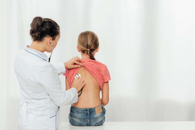 Free photo medium shot doctor checking kid