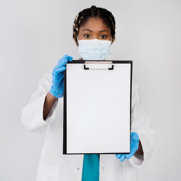 Free photo medium shot doctor holding clipboard