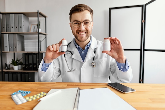 Free photo medium shot doctor holding medicine