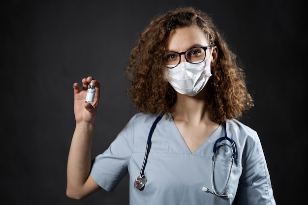 Free photo medium shot doctor holding vial