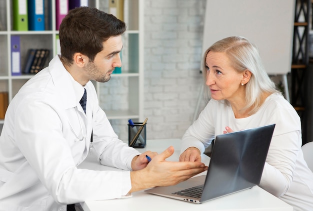 Free photo medium shot doctor and patient discussing