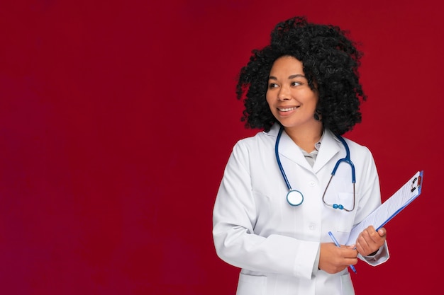 Free photo medium shot doctor posing in studio