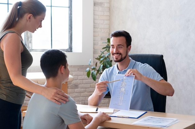 Medium shot doctor talking to patient