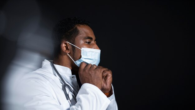 Medium shot doctor wearing face mask