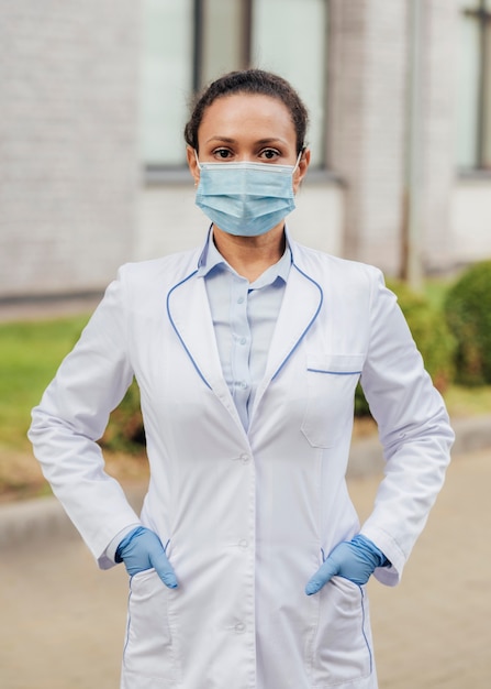 Free photo medium shot doctor wearing mask