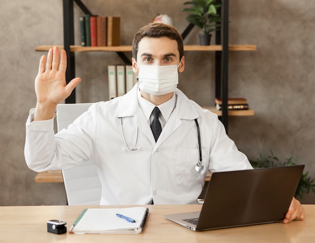 Free photo medium shot doctor wearing medical mask