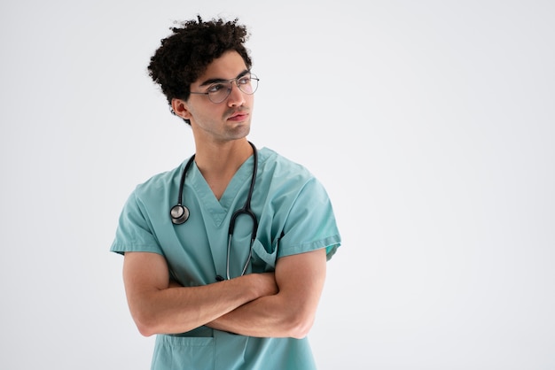 Free photo medium shot doctor wearing stethoscope