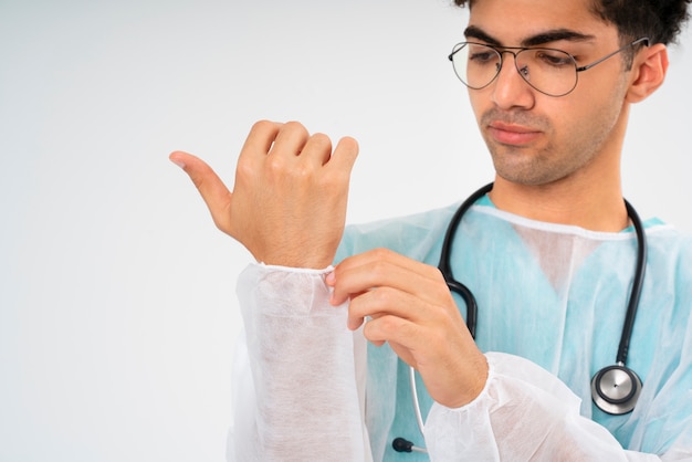 Medium shot doctor wearing stethoscope