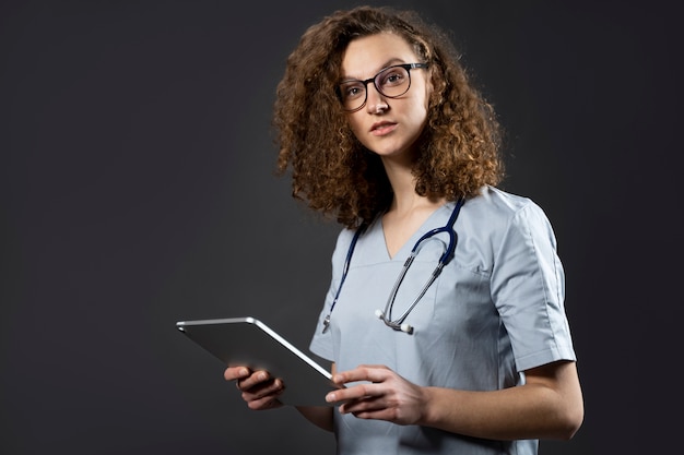 Medico del tiro medio con tablet