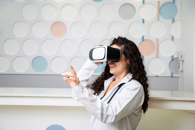 Free photo medium shot doctor with vr glasses
