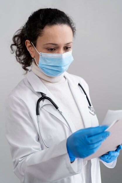 Medium shot doctor working with face mask