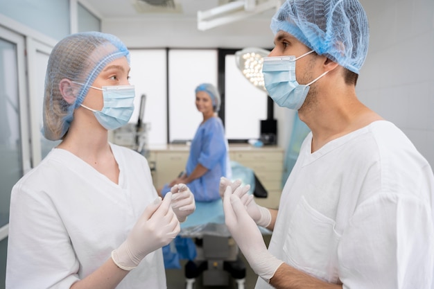 Free photo medium shot doctors wearing masks