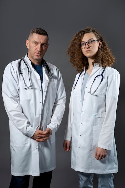 Foto gratuita medici di tiro medio che indossano camici bianchi