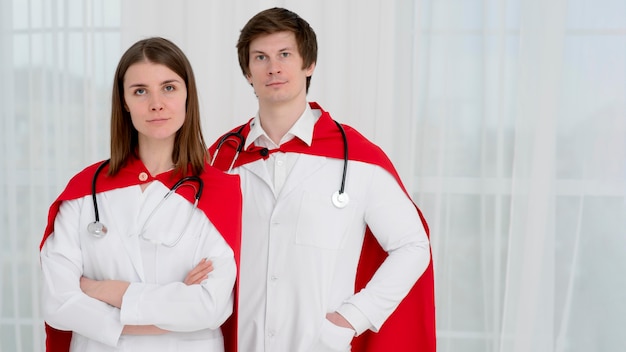 Free photo medium shot doctors with capes
