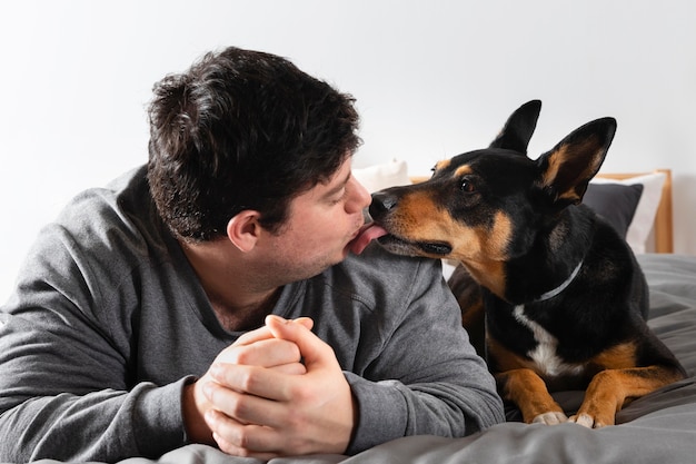 Foto gratuita proprietario amoroso del cane di tiro medio